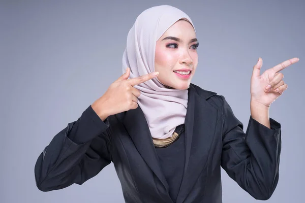 Ritratto Mezza Lunghezza Attraente Donna Affari Musulmana Che Indossa Hijab — Foto Stock