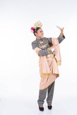 Geleneksel dans kıyafetiyle Tarian Inang adlı kültürel dans figürünün dans figürlerini sergileyen güzel bir Malezyalı kadın dansçı. Beyaz olarak izole edilmiş tam uzunluk.