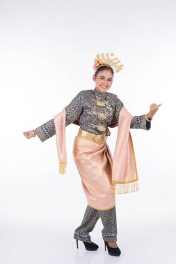 Geleneksel dans kıyafetiyle Tarian Zapin adında kültürel bir dans gösterisi yapan çekici Malezyalı bir dansçı. Beyaz olarak izole edilmiş tam uzunluk.