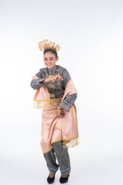 Geleneksel dans kıyafetiyle Tarian Zapin adında kültürel bir dans gösterisi yapan çekici Malezyalı bir dansçı. Beyaz olarak izole edilmiş tam uzunluk.