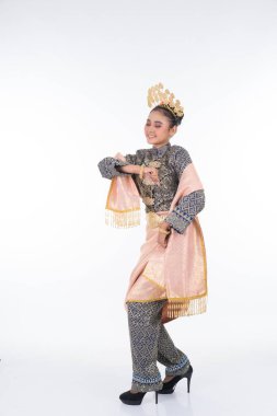 Geleneksel dans kıyafetiyle Tarian Zapin adında kültürel bir dans gösterisi yapan çekici Malezyalı bir dansçı. Beyaz olarak izole edilmiş tam uzunluk.