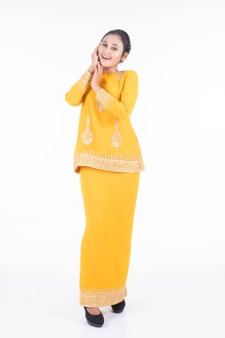 Çeşitli pozlarda güzel bir Asyalı kadın model modern kurung giyiyor, beyaz arka planda izole edilmiş bir Malezya geleneksel giysisi. Güzellik ve moda konsepti. Tam boy portre
