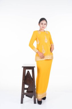 Çeşitli pozlarda güzel bir Asyalı kadın model modern kurung giyiyor, beyaz arka planda izole edilmiş bir Malezya geleneksel giysisi. Güzellik ve moda konsepti. Tam boy portre
