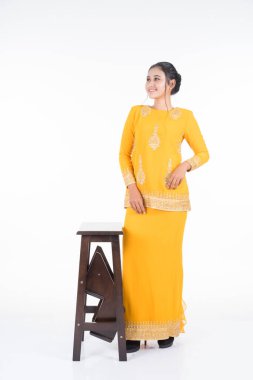 Çeşitli pozlarda güzel bir Asyalı kadın model modern kurung giyiyor, beyaz arka planda izole edilmiş bir Malezya geleneksel giysisi. Güzellik ve moda konsepti. Tam boy portre