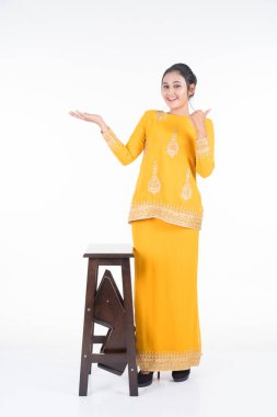 Çeşitli pozlarda güzel bir Asyalı kadın model modern kurung giyiyor, beyaz arka planda izole edilmiş bir Malezya geleneksel giysisi. Güzellik ve moda konsepti. Tam boy portre