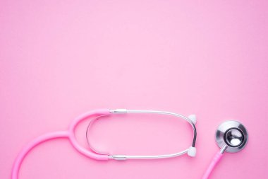 Sağlık sektöründeki kadınlar konsepti. Pembe arka planda pembe bir steteskop..