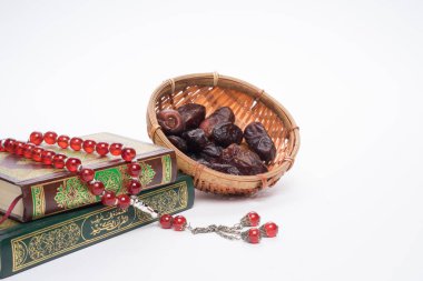 İslam kavramına olan inanç. Beyaz zemin üzerinde tespih ya da tasbih bulunan Kuran-ı Kerim kutsal kitabı..