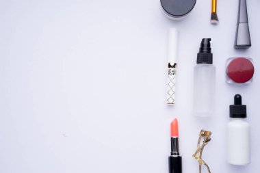 Beyaz arkaplanda kozmetik ürünlerinin yaratıcı düzenlenmesi.