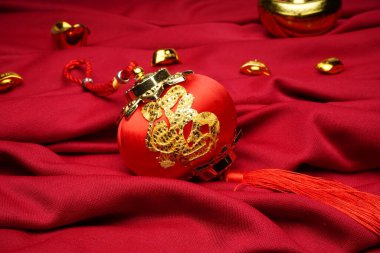 Kırmızı arkaplan ve çeşitli festival dekorasyonlarıyla Çin Yeni Yıl dekorasyonları. Çince karakterler zenginlik, refah ve şans demektir. Düz yatıyordu.