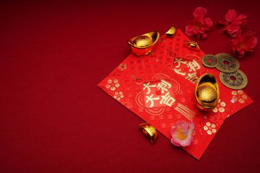 Kırmızı arkaplan ve çeşitli festival dekorasyonlarıyla Çin Yeni Yıl dekorasyonları. Çince karakterler zenginlik, refah ve şans demektir. Düz yatıyordu.