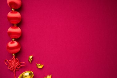 Kırmızı arkaplan ve çeşitli festival dekorasyonlarıyla Çin Yeni Yıl dekorasyonları. Çince karakterler zenginlik, refah ve şans demektir. Düz yatıyordu.