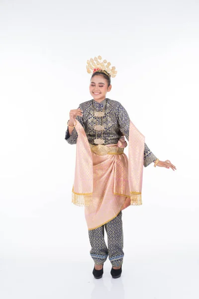 美しいマレーシアの伝統的な女性ダンサーは 伝統的なダンス衣装でTarian Inangと呼ばれる文化的なダンスルーチンのダンスステップを実行します 白に隔離された全長 — ストック写真