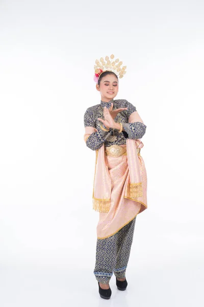 一名美丽的马来西亚传统女舞蹈家穿着传统的舞服 跳着名为 塔里安 的舞步 全长独立于白色 — 图库照片