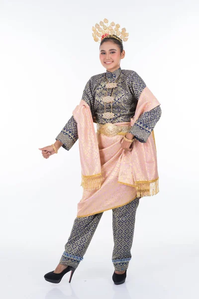 一位迷人的马来西亚传统舞蹈家 穿着传统的舞服 表演一种名为Tarian Zapin的文化舞蹈 全长独立于白色 — 图库照片