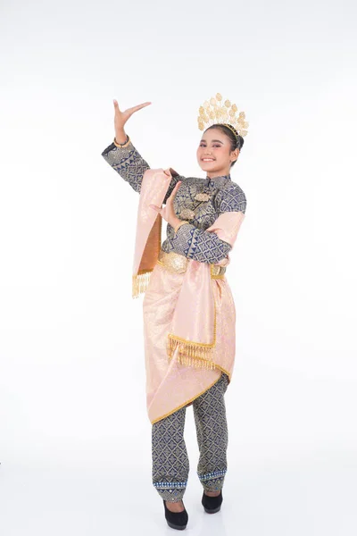 一名美丽的马来西亚传统女舞蹈家穿着传统的舞服 跳着名为 塔里安 的舞步 全长独立于白色 — 图库照片