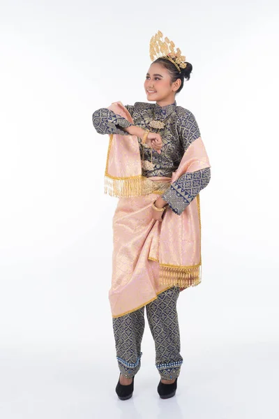 Een Aantrekkelijke Maleisische Traditionele Danser Die Een Culturele Dansroutine Uitvoert — Stockfoto