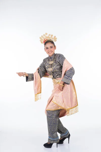 말레이시아의 매력적 무용가인 의상을 문화적 흰색으로 — 스톡 사진