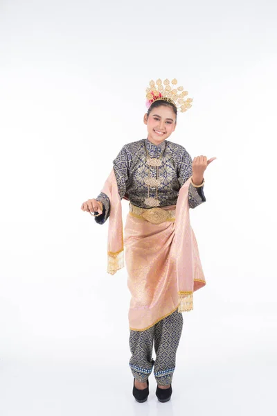 Una Hermosa Bailarina Tradicional Malaya Que Realiza Una Rutina Danza — Foto de Stock