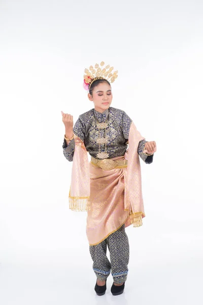 Vacker Malaysisk Traditionell Kvinnlig Dansare Som Utför Kulturell Dansrutin Som — Stockfoto