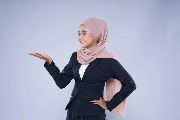 一半长的肖像一个有吸引力的穆斯林女商人头戴头巾与灰色背景分离的混合姿势和手势 用于企业 商业或金融的图像剪裁 — 图库照片