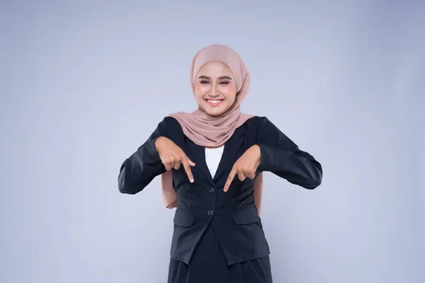 Potret Setengah Panjang Dari Seorang Wanita Pengusaha Muslim Yang Menarik — Stok Foto