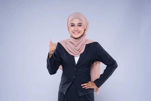 Poloviční Portrét Atraktivní Muslimské Podnikatelky Hidžábu Smíšenými Pózami Gesty Izolovanými — Stock fotografie