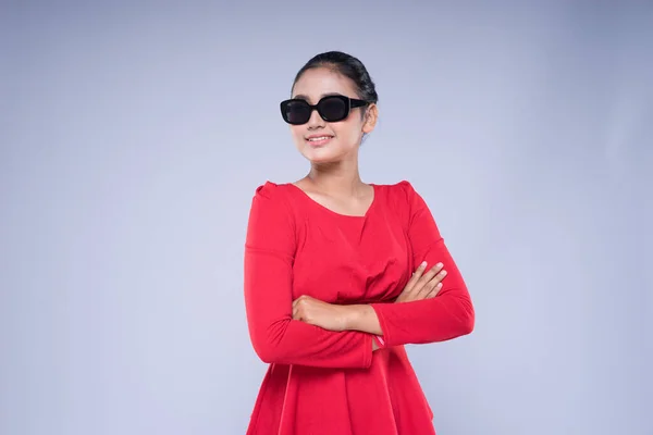 一个有魅力的女人穿着休闲的红色服装 姿势和姿势对着灰色的复制空间 有利于技术 商业或金融概念 — 图库照片
