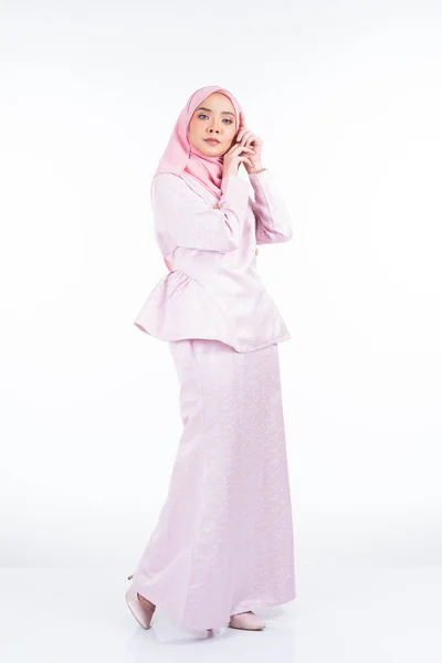 一个穿着传统服饰和头巾的漂亮女模特的全长肖像 这是穆斯林妇女的一种生活方式服装 与白人背景隔离 Idul Fitri和Hijab时尚概念 — 图库照片