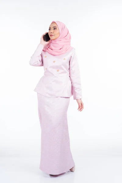 伝統的な衣装とヒジャーブを身に着けている魅力的なイスラム教徒の女性 自撮りのための彼女のスマートフォンを使用して チャットや白の背景に隔離された呼び出しを作る — ストック写真