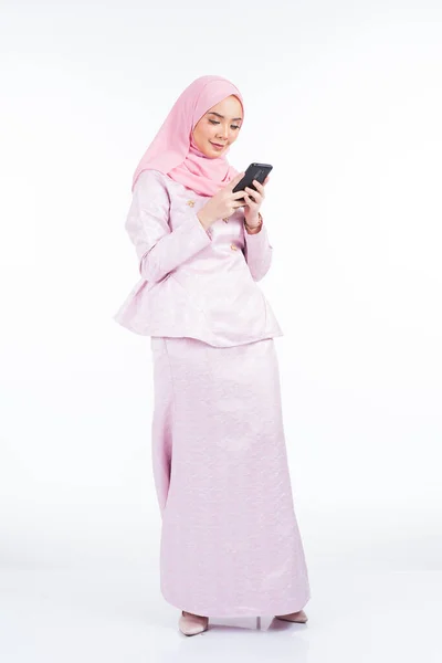 Uma Senhora Muçulmana Atraente Vestindo Roupa Tradicional Hijab Usando Seu — Fotografia de Stock