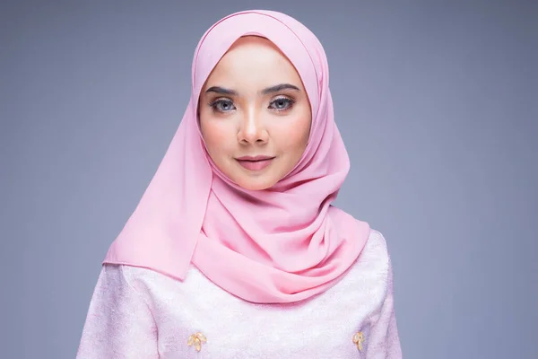 Retrato Cabeza Una Hermosa Modelo Femenina Con Vestido Tradicional Hijab —  Fotos de Stock