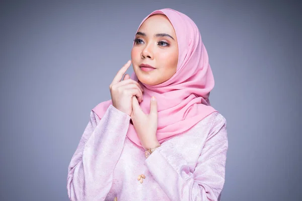 Huvudskott Porträtt Vacker Kvinnlig Modell Bär Traditionell Klänning Och Hijab — Stockfoto