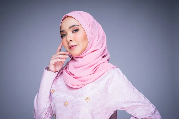 Retrato Cabeza Una Hermosa Modelo Femenina Con Vestido Tradicional Hijab —  Fotos de Stock