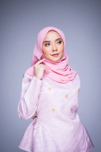 의상을 히잡을 배경에 고립된 이슬람 여성들의 라이프 스타일 의상을 아름다운 — 스톡 사진
