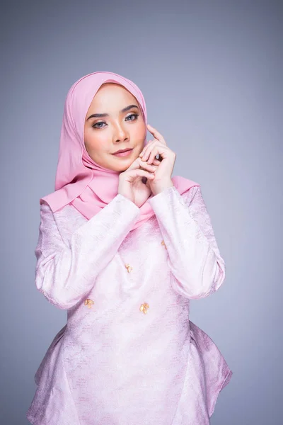 Halvt Langt Portrett Vakker Kvinnelig Modell Iført Tradisjonell Kjole Hijab – stockfoto