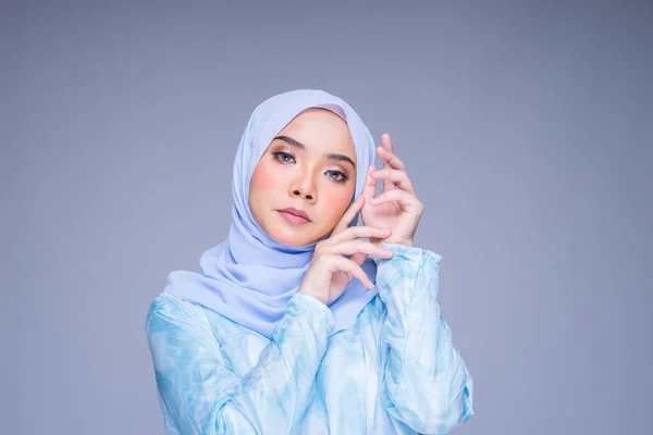 Retrato Cabeza Una Hermosa Modelo Femenina Con Vestido Tradicional Hijab —  Fotos de Stock