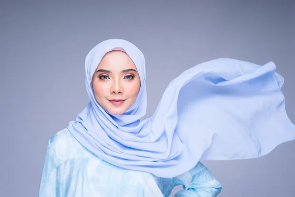 Moslimvrouw Met Traditionele Kleding Hijab Geïsoleerd Grijze Achtergrond Hijab Creatief — Stockfoto