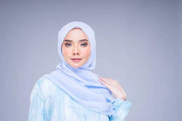 Huvudskott Porträtt Vacker Kvinnlig Modell Bär Traditionell Klänning Och Hijab — Stockfoto
