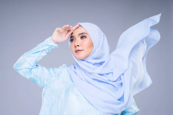 Mujer Musulmana Vestida Con Ropa Tradicional Hijab Aislada Sobre Fondo —  Fotos de Stock