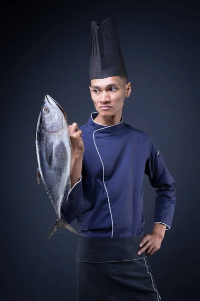 Retrato Chef Ejecutivo Asiático Con Uniforme Azul Delantal Negro Sombrero —  Fotos de Stock