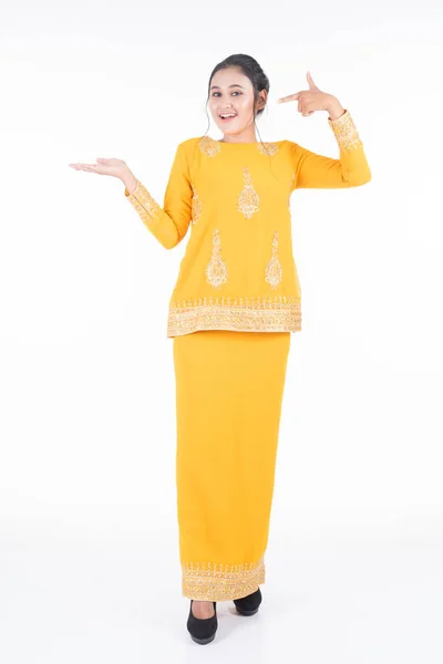 Vacker Kvinnlig Asiatisk Modell Olika Poser Bär Modern Kurung Malaysisk — Stockfoto