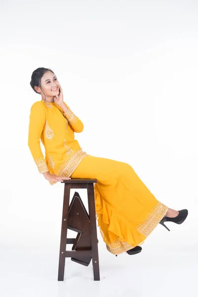 Linda Modelo Asiática Feminina Várias Poses Vestindo Kurung Moderno Desgaste — Fotografia de Stock