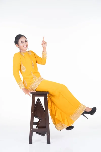 Hermosa Modelo Asiática Femenina Varias Poses Con Kurung Moderno Traje —  Fotos de Stock