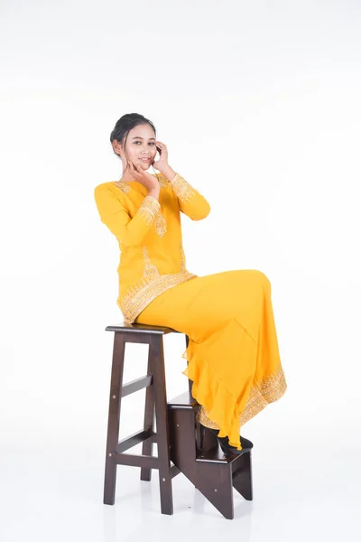 Hermosa Modelo Asiática Femenina Varias Poses Con Kurung Moderno Traje — Foto de Stock