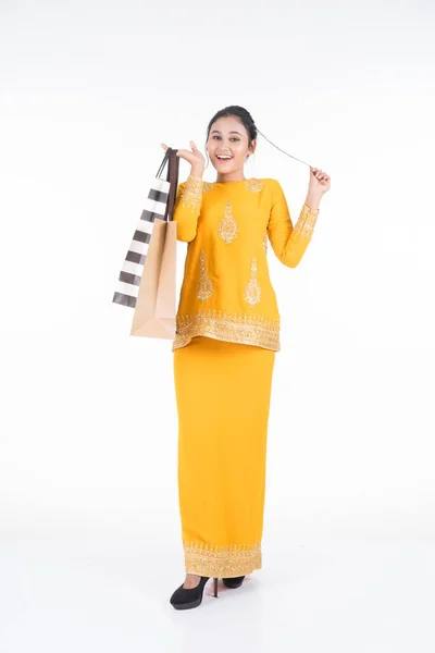 Modelo Feminino Asiático Bonito Vestido Tradicional Kurung Moderno Carregando Sacos — Fotografia de Stock