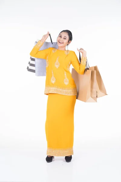 Modelo Feminino Asiático Bonito Vestido Tradicional Kurung Moderno Carregando Sacos — Fotografia de Stock