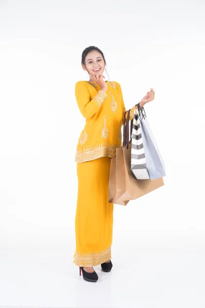 Vacker Asiatisk Kvinnlig Modell Traditionell Klänning Modern Kurung Bär Shoppingväskor — Stockfoto