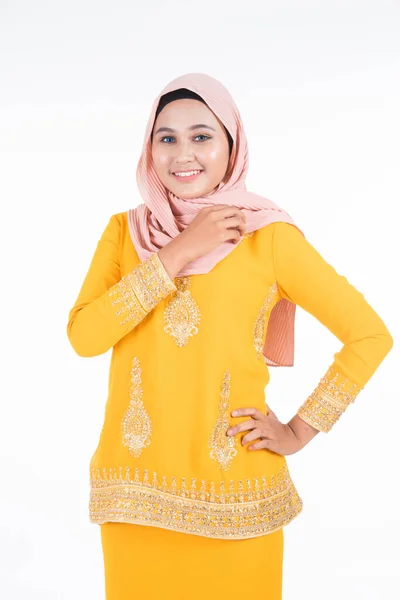 Schöne Muslimische Model Verschiedenen Posen Tragen Modernen Kurung Und Hijab — Stockfoto