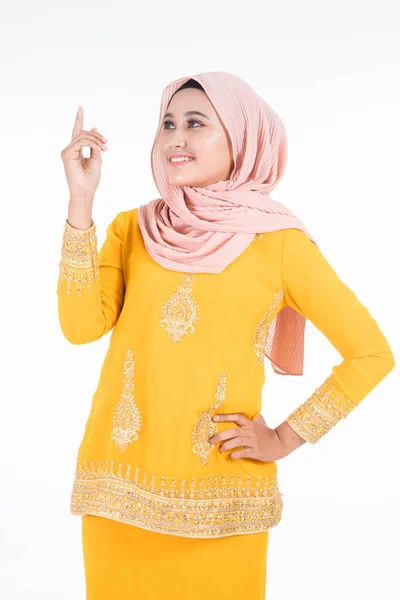 Hermosa Modelo Musulmana Femenina Varias Poses Con Kurung Moderno Hijab —  Fotos de Stock