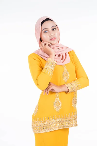 Modelo Muçulmano Feminino Bonito Várias Poses Vestindo Kurung Moderno Hijab — Fotografia de Stock